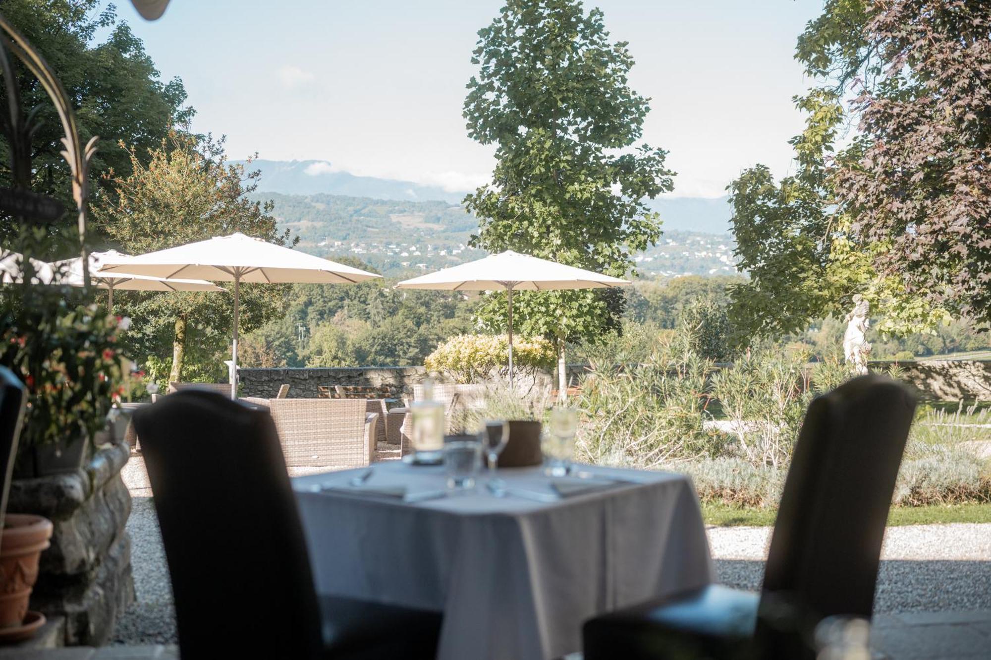Chateau Des Comtes De Challes Exteriör bild