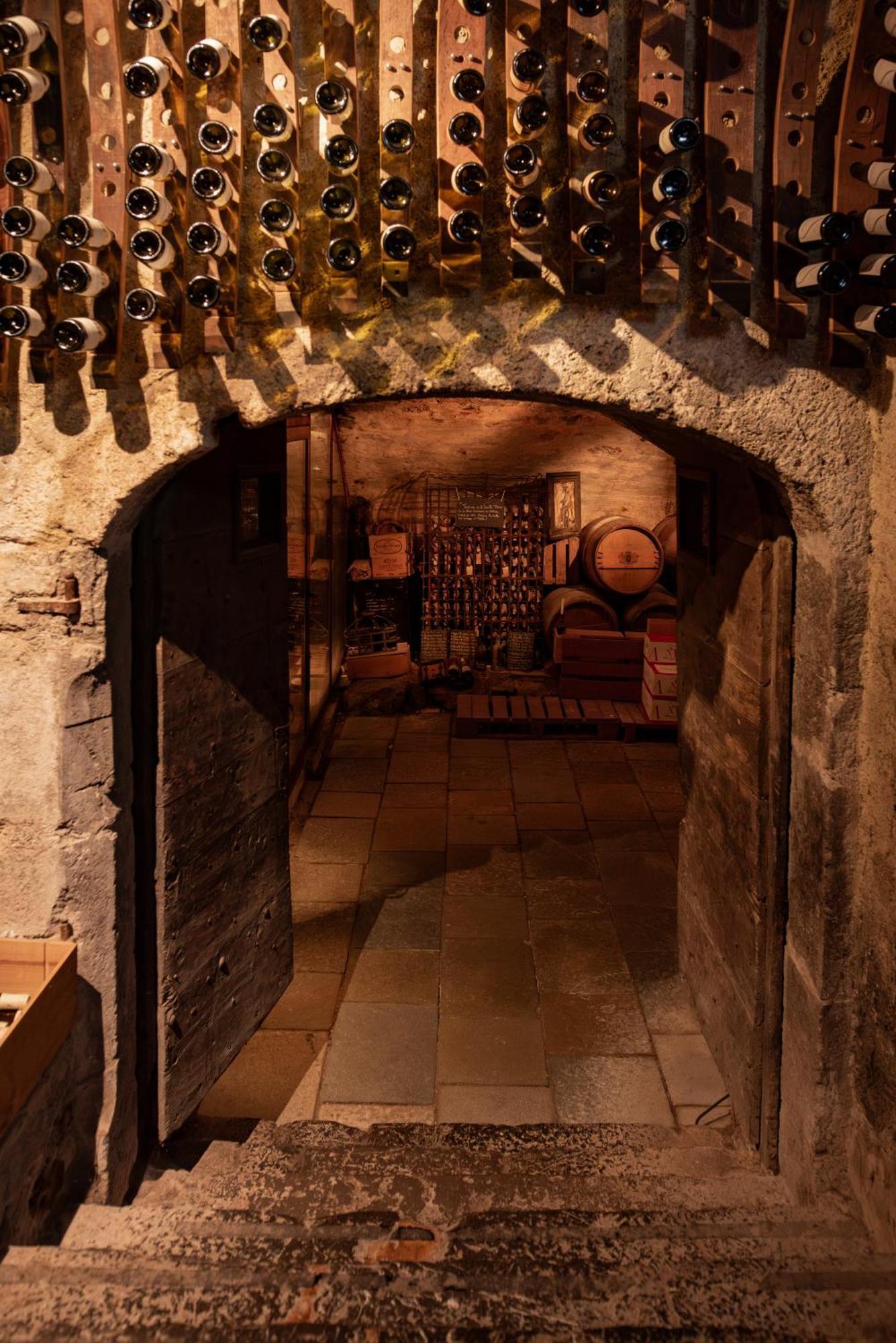 Chateau Des Comtes De Challes Exteriör bild