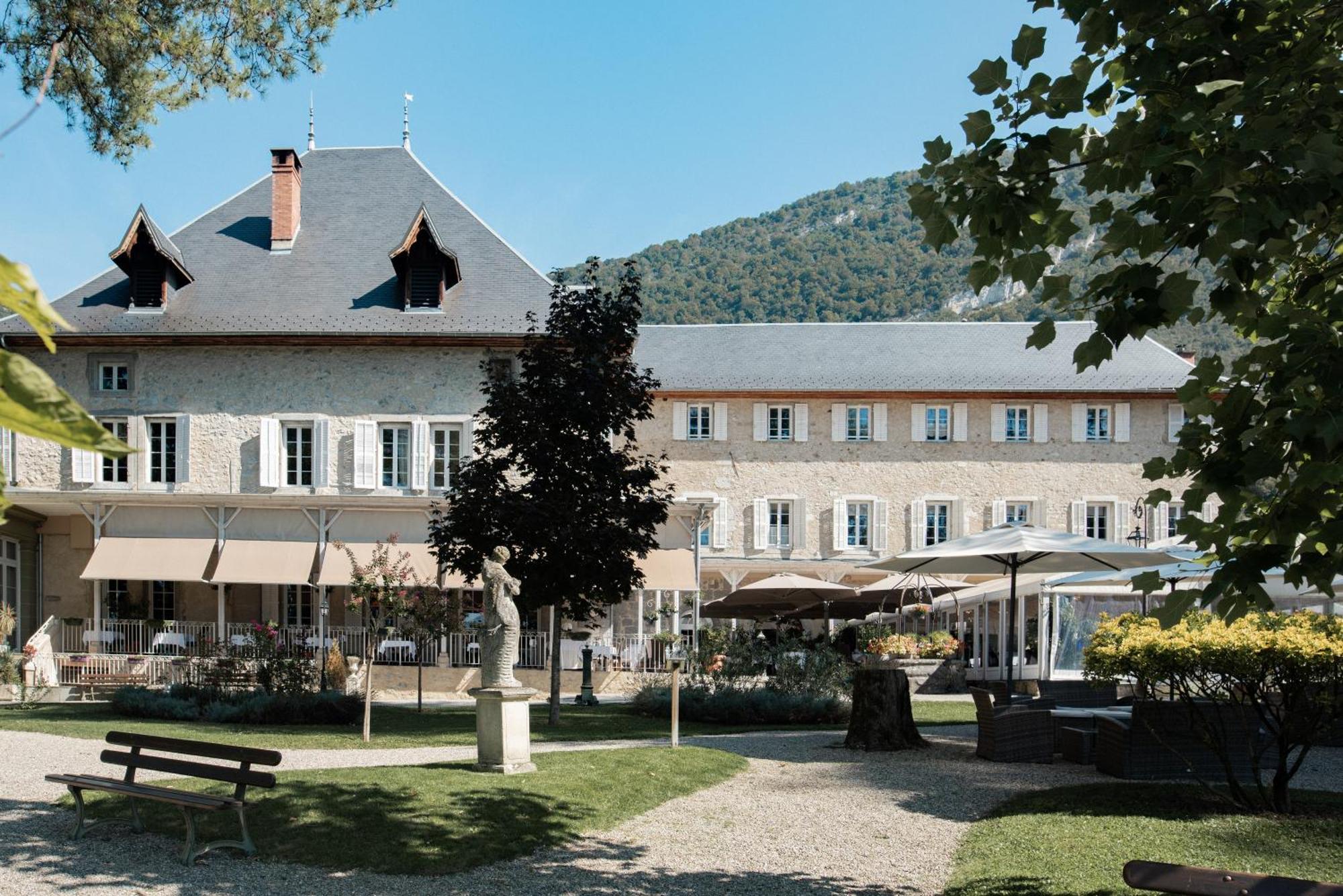 Chateau Des Comtes De Challes Exteriör bild